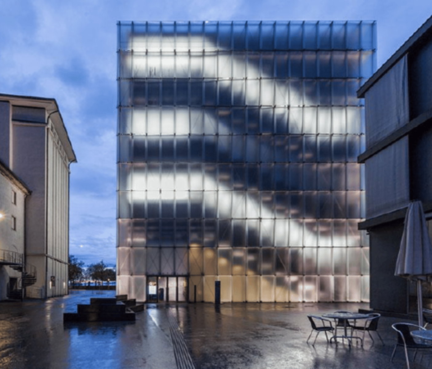 <p>GEVELS (voegen)</p><p>- glazen panelen</p><p>- openingen afgestemd op glazen panelen, geen disruptie (= ingreep die bestaande orde doorbreekt)</p><p>- breedte en hoogte gebouw is een veelvoud van de b en h van de panelen</p>