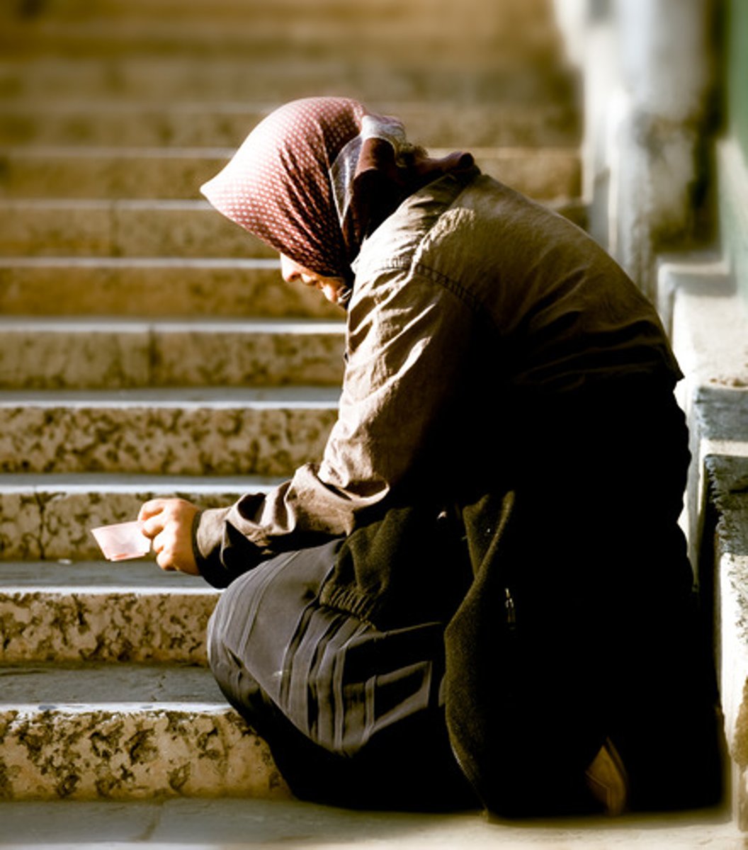 <p>(n) an extreamly poor person</p>