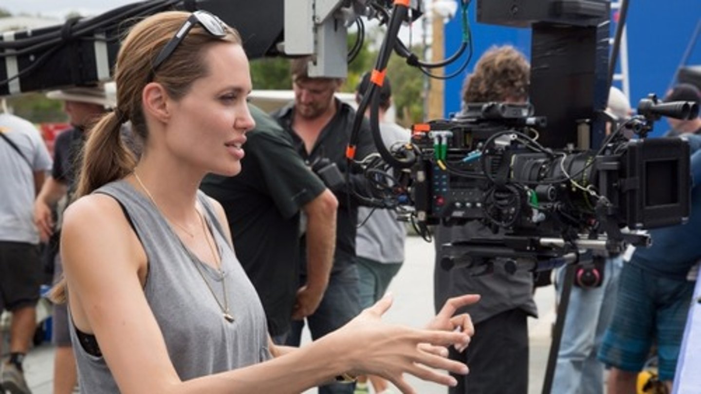 <p>female director</p>
