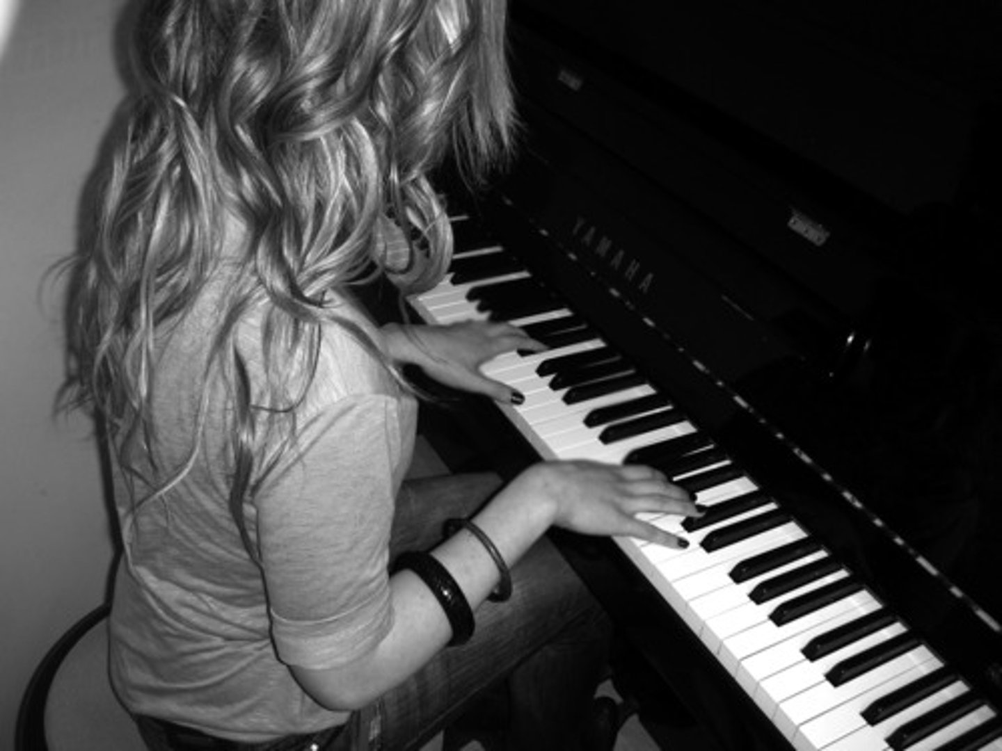 <p>to play the piano</p>