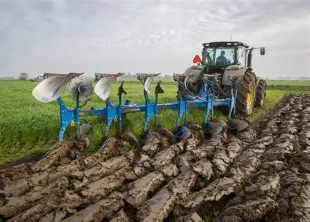 <p>plough /plaʊ/</p>