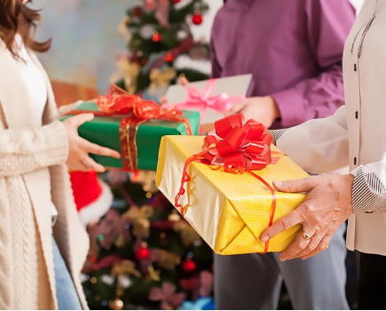 <p>Some parents <strong>give</strong> their children pocket money every morning.</p><p><span>|ɡɪv| (|ɡeɪv|, |ˈɡɪv(ə)n|)</span></p><p>Давать, дарить</p>