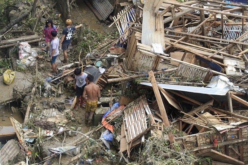 <p><strong>A:</strong> Nasasaktan ang tao, nasisira ang bahay at kabuhayan.Nagkakaroon ng pagkasira ng kalikasan at kabuhayan. </p>