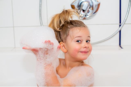 <p>Some people take a shower. Other people <strong>have a bath</strong>.</p><p>Принимать ванну</p>