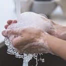 <p>Quel nom donne-t-on aux substances capables de stabiliser un mélange de deux liquides normalement non miscibles, comme l’eau et l’huile ?</p>