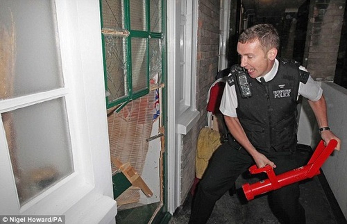 <p>to hit someone or something hard : đánh mạnh</p>