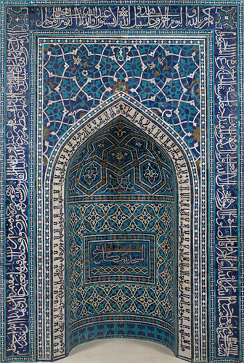 <p>A niche in the wall of a mosque that indicates the direction of Mecca.</p>