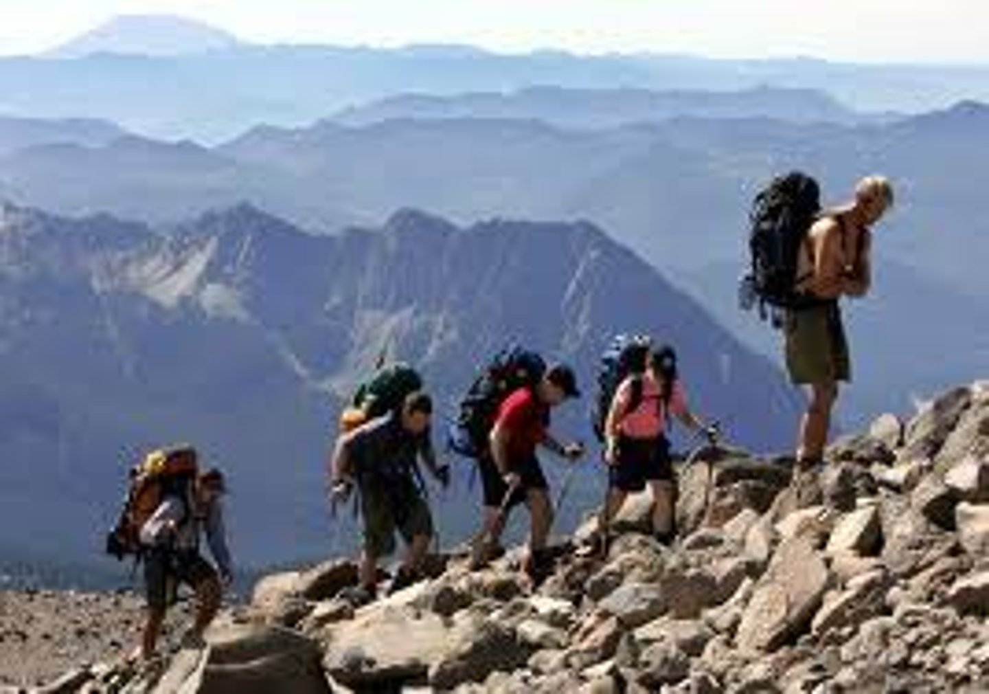 <p>to climb (a rock or mountain)</p>