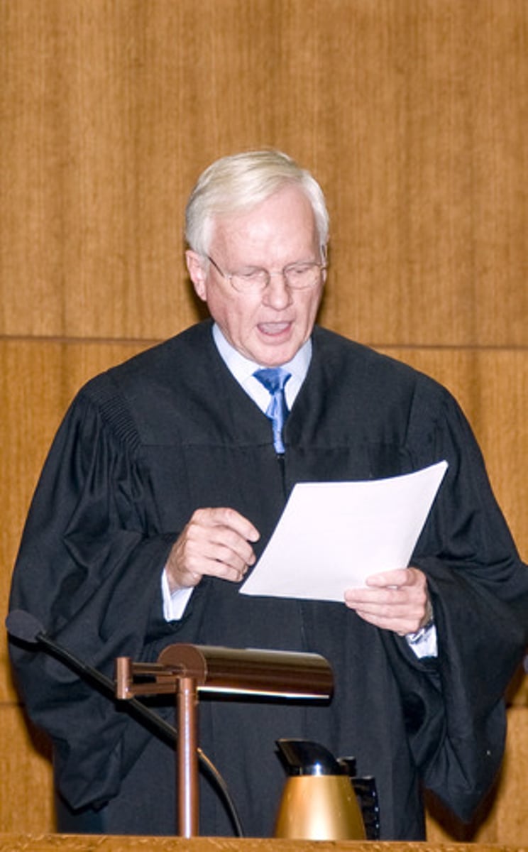 <p>judge</p>