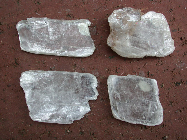 <p></p><ul><li><p>Softer than fingernail</p></li><li><p>1D basal cleavage</p></li><li><p>No streak</p></li><li><p>Glassy/pearly, clear</p></li></ul><p></p>