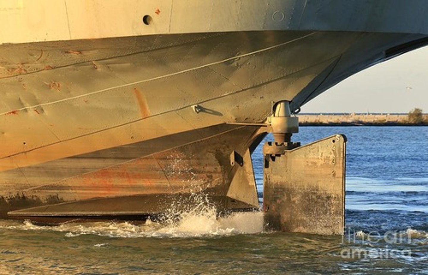 <p>la barre (rudder, tiller)</p>