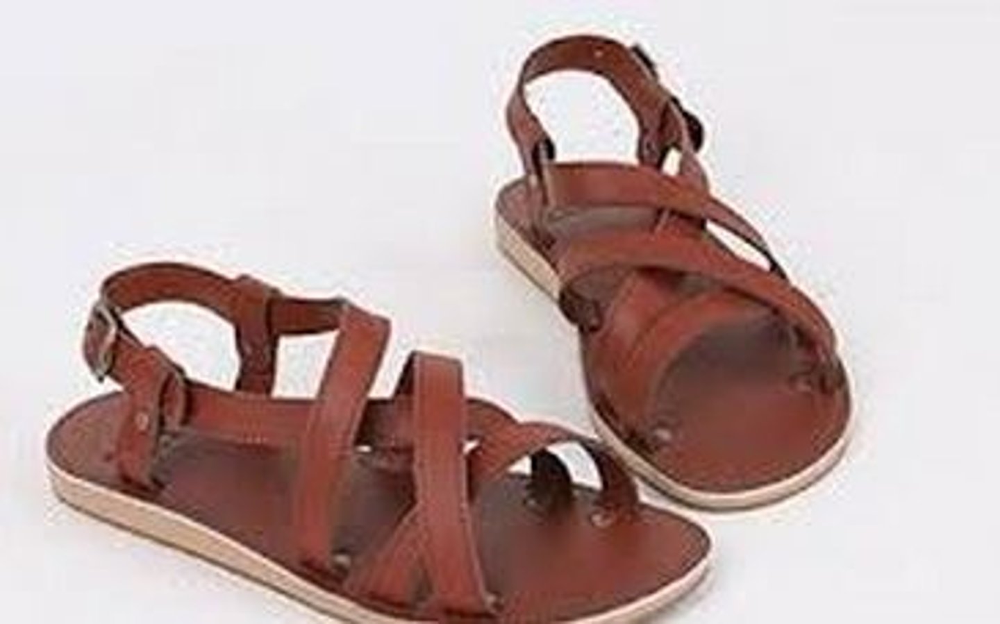 <p>las sandalias</p>