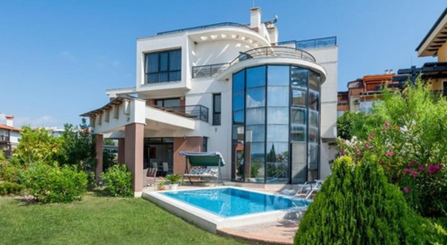 <p>n phr a home you regard as perfect = ideal home, perfect house &gt;&lt; undesirable home ngôi nhà mơ ước This beautiful villa by the sea is their dream home. /driːm hoʊm/</p>