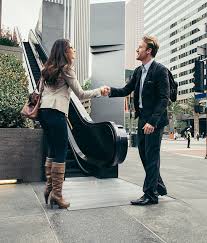 <p>To know someone/To meet someone</p>