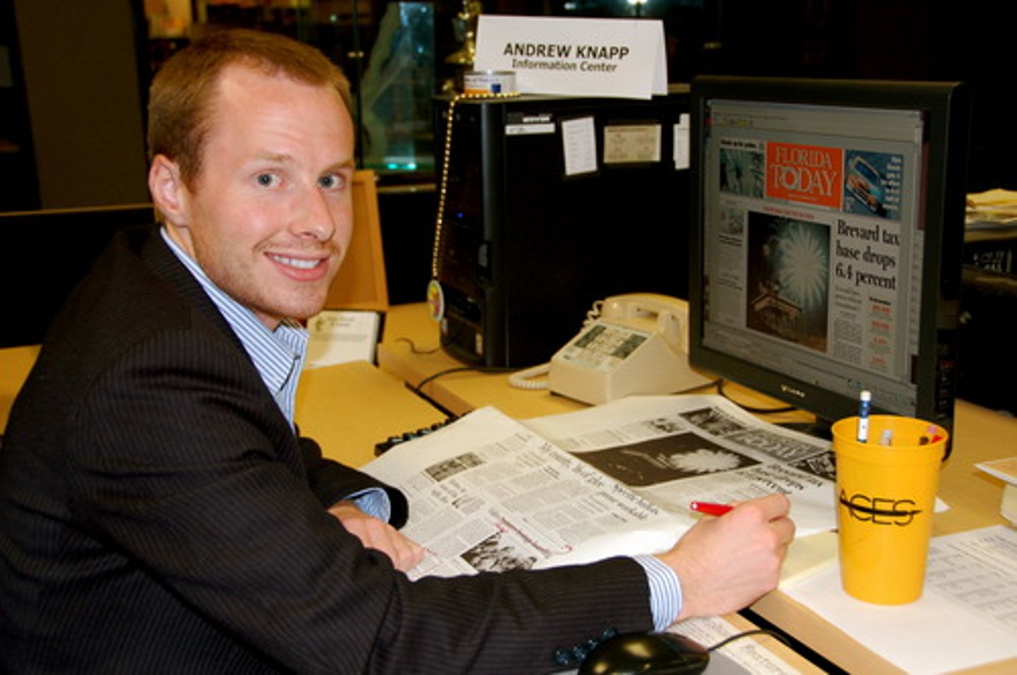<p>Un hombre que se dedica a la edición de los periódicos.</p><p>El impresor</p><p>(male editor)</p>