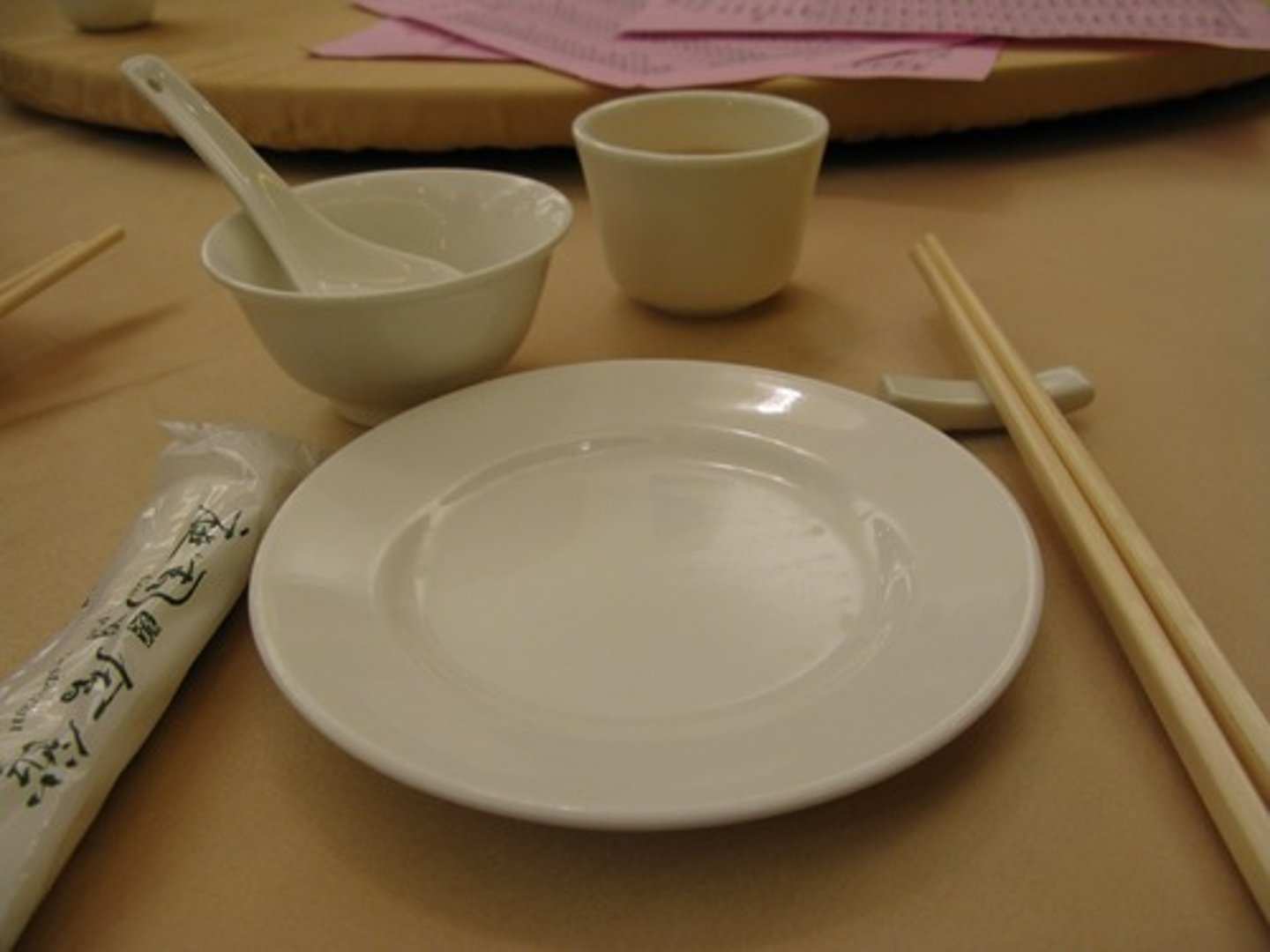 <p>một bộ đồ ăn (chén, đũa, nĩa, muỗng...)</p>