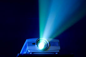 <p>máy chiếu<br>He set up the projector for the presentation.</p>