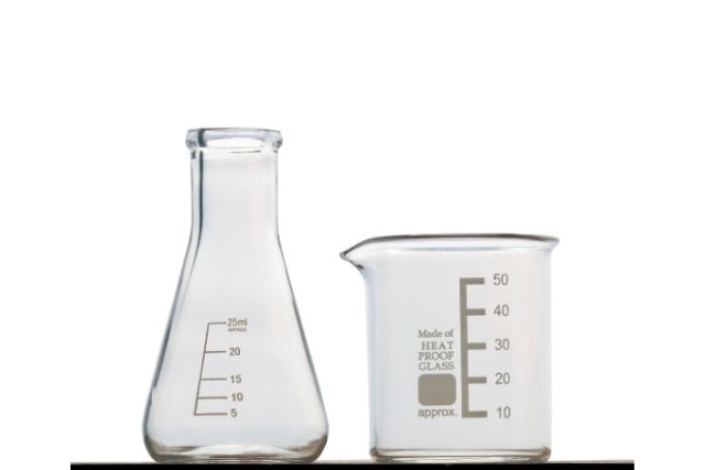 <p>een erlenmeyer en een maatbeker</p>
