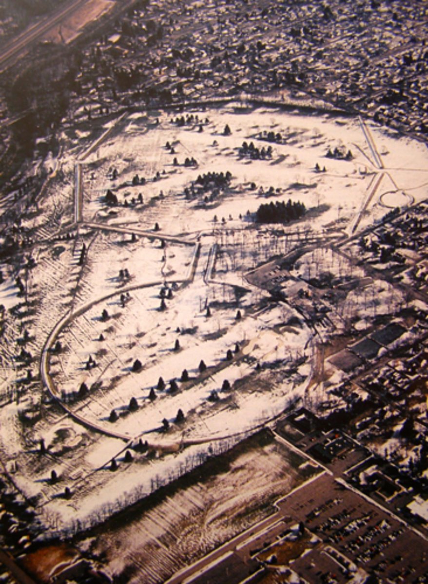 <p>-Ohio<br>-Mobile farmers ancestors of indigenous ppl<br>-1900 and 1600<br>-Gathering space</p>