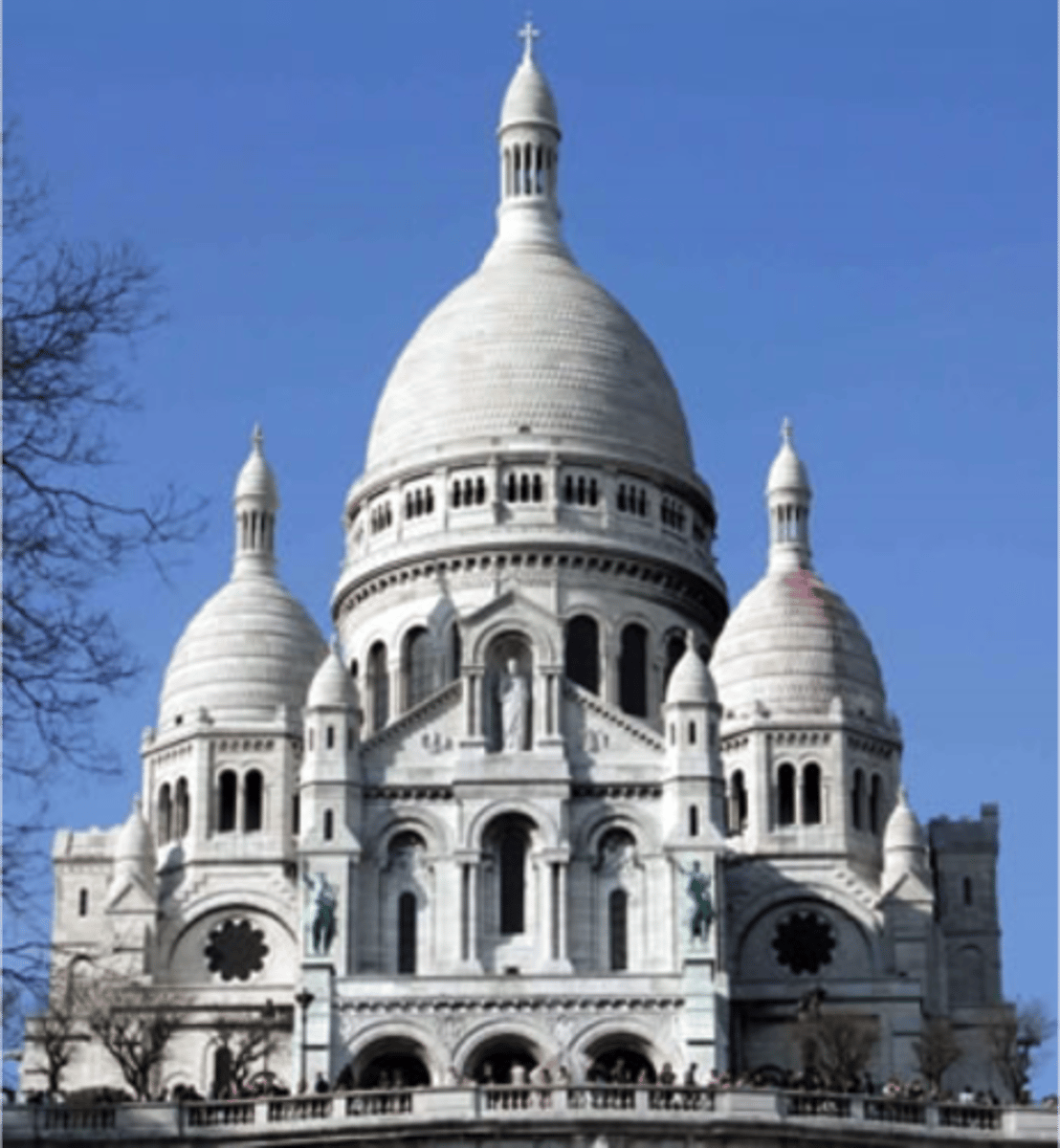 <p>C'est une église blanche qui ressemble à une mosquée. L'église se trouve sur la colline de Montmartre et la vue sur Paris est magnifique.</p>