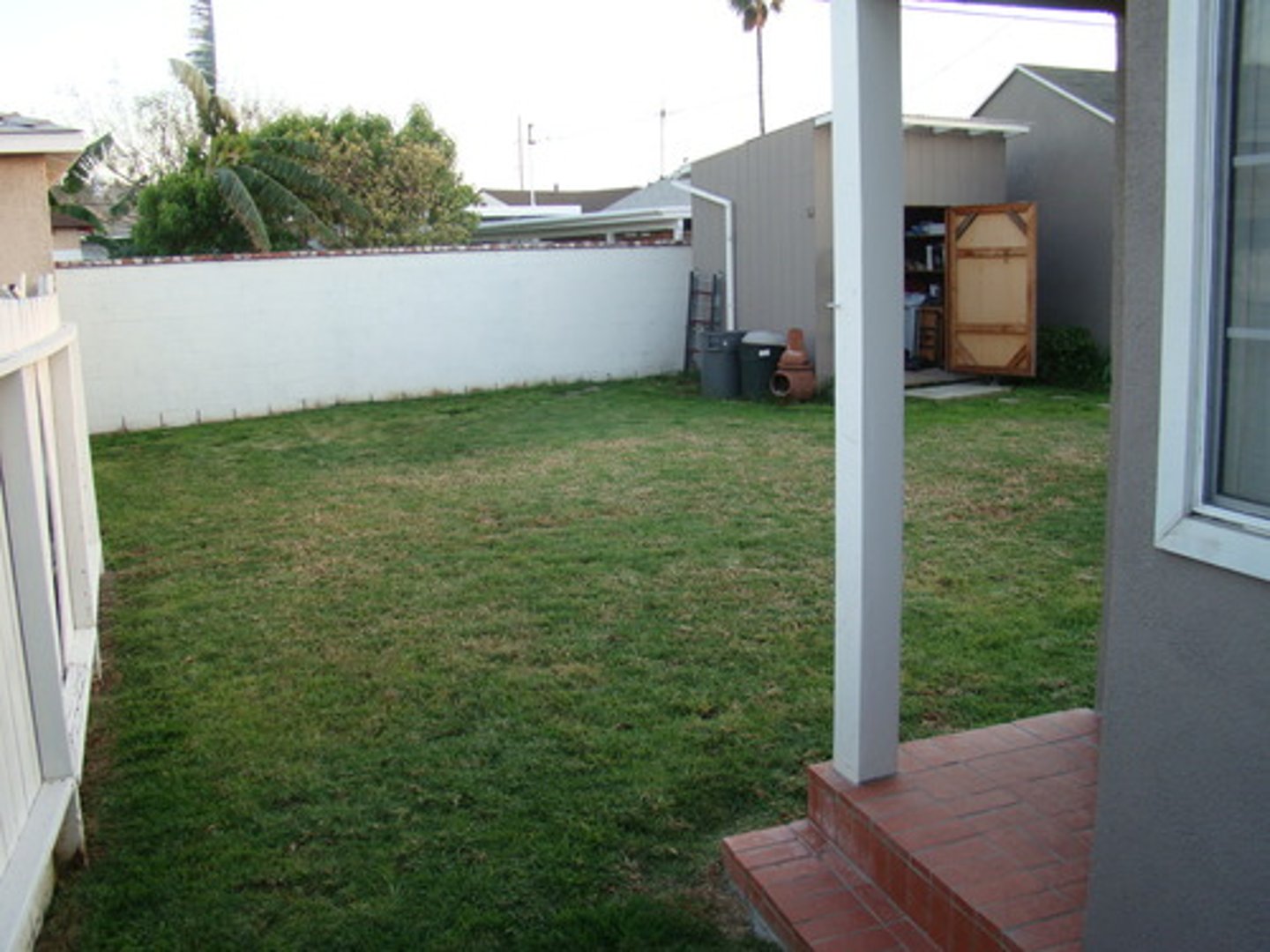 <p>sân phía sau nhà</p>