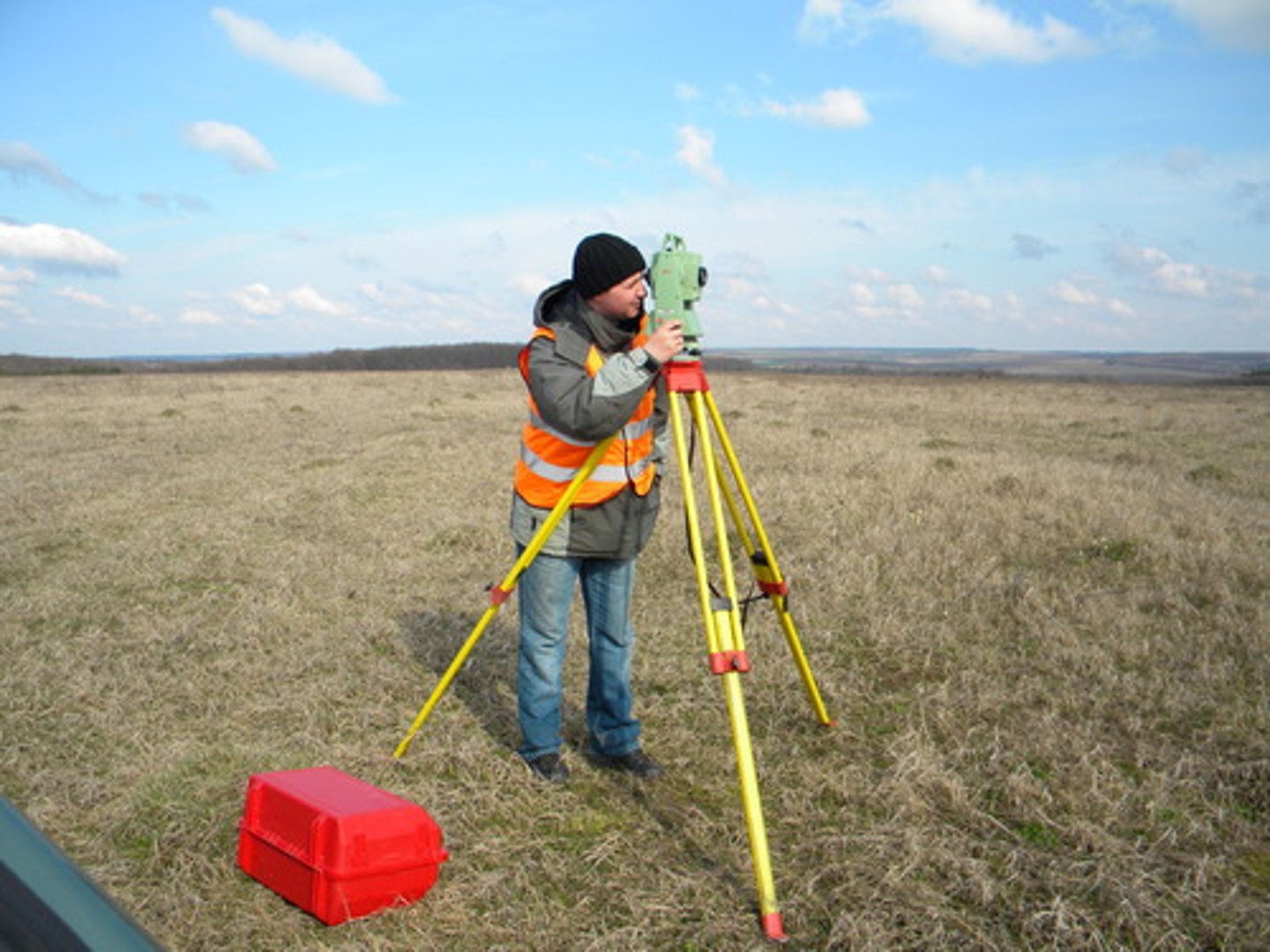 <p>thực địa</p><p>ex: The biologists observed animals in the field.→ Các nhà sinh vật học quan sát động vật ngoài tự nhiên.</p>