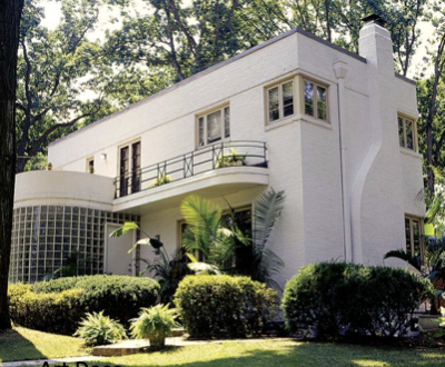 <p>The Paris Expedition of 1925 introduced a fantastically modern design called Art Moderne. This styling is familiar because of its angular and straight shape. Geometric patterns are the main decoration.</p>