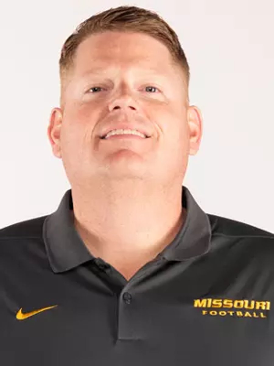 <p>special teams coordinator (defense)</p>