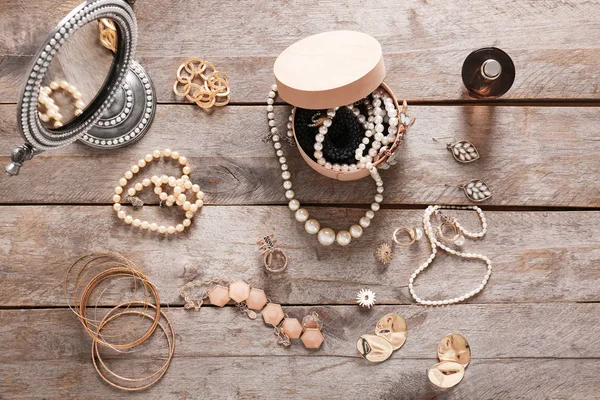 <p>The accessories and the jewels</p>