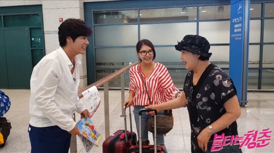 <p>To come/go pick someone up </p>