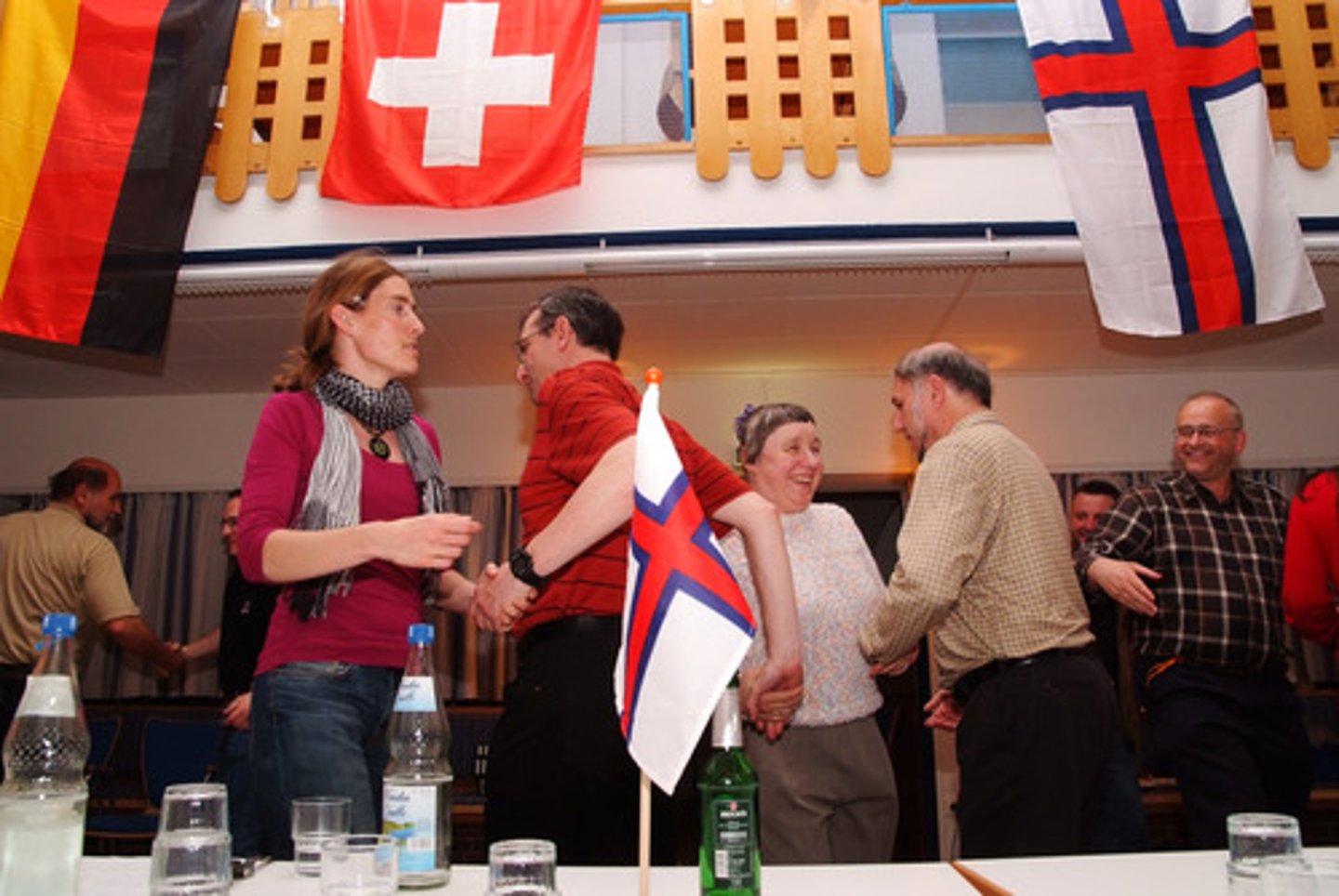 <p>giữ liên lạc</p>