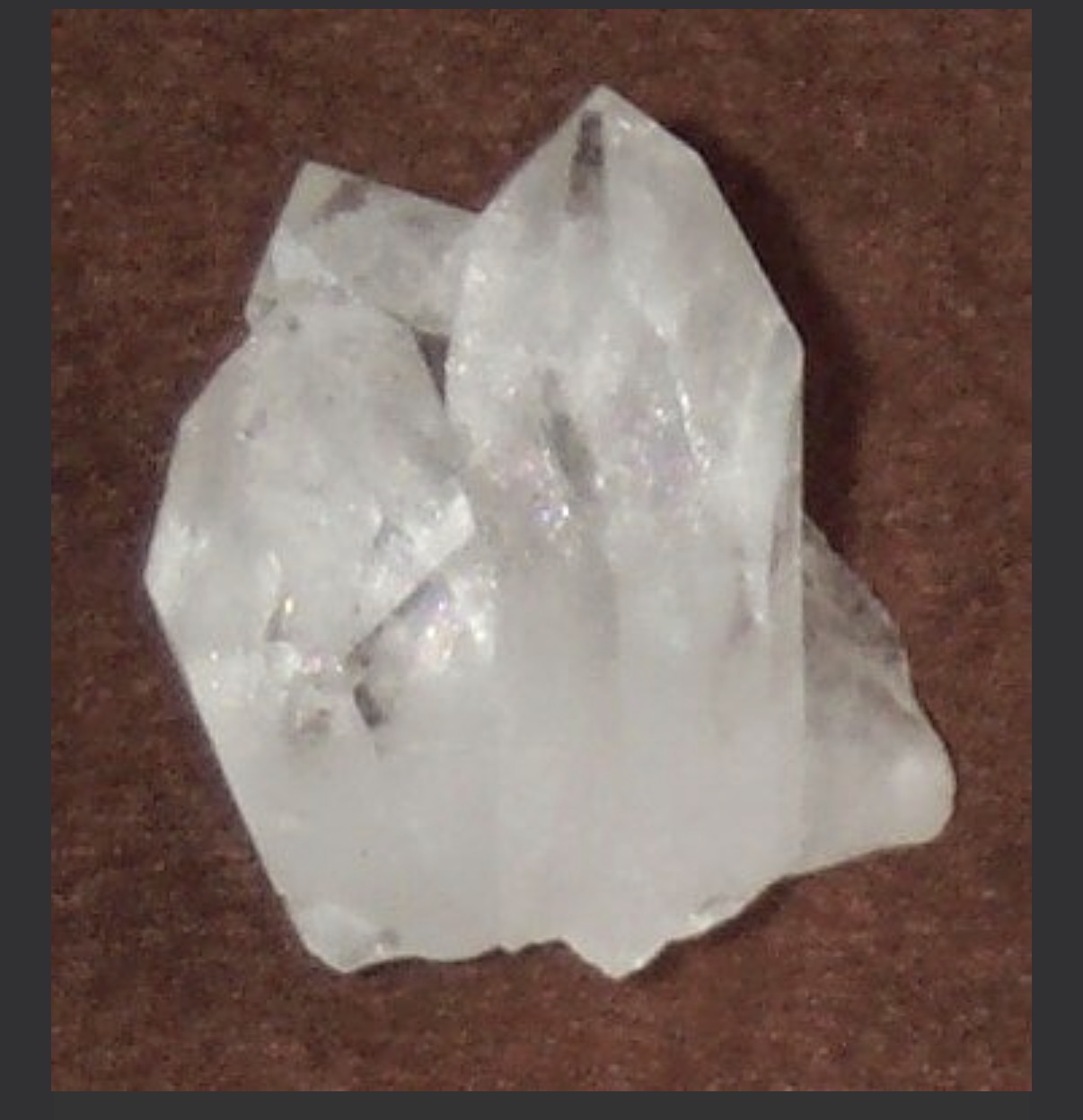 <p>Conchoidal fracture, vitreous luster, colorless, white. Very resistant to weathering, not scratched by steel nail or porcelain. fractures and often forms prismatic crystals with hexagonal pyramid tips.</p>