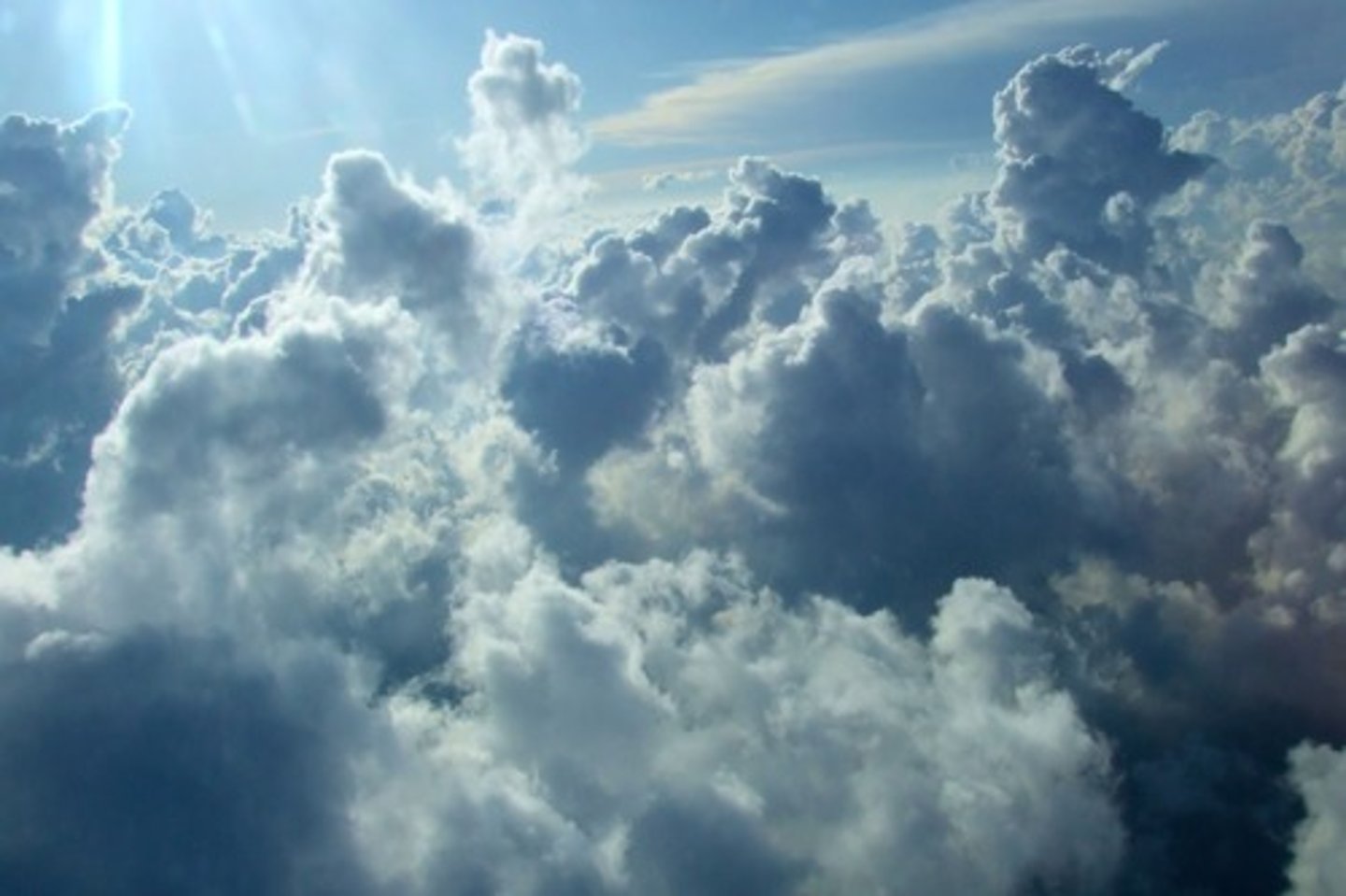 <p>il fait(il y a) des nuages</p>