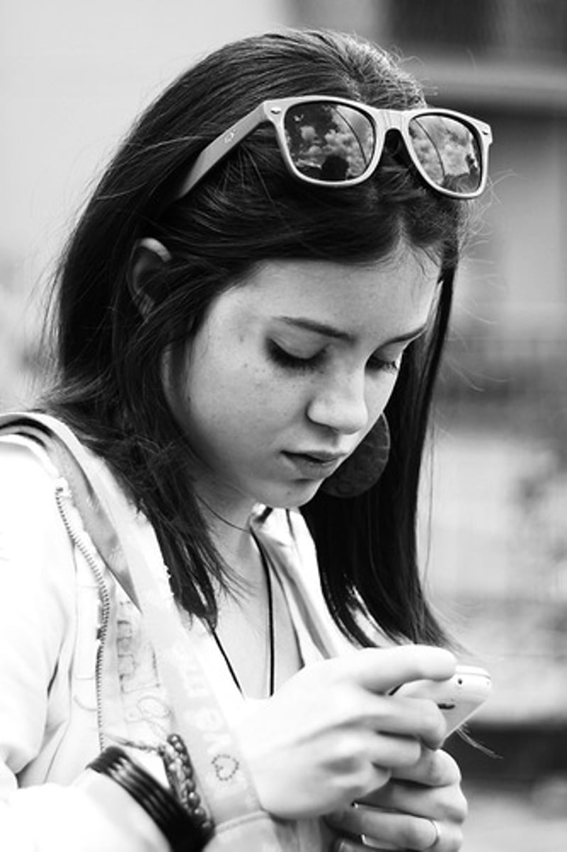 <p>female cousin</p>