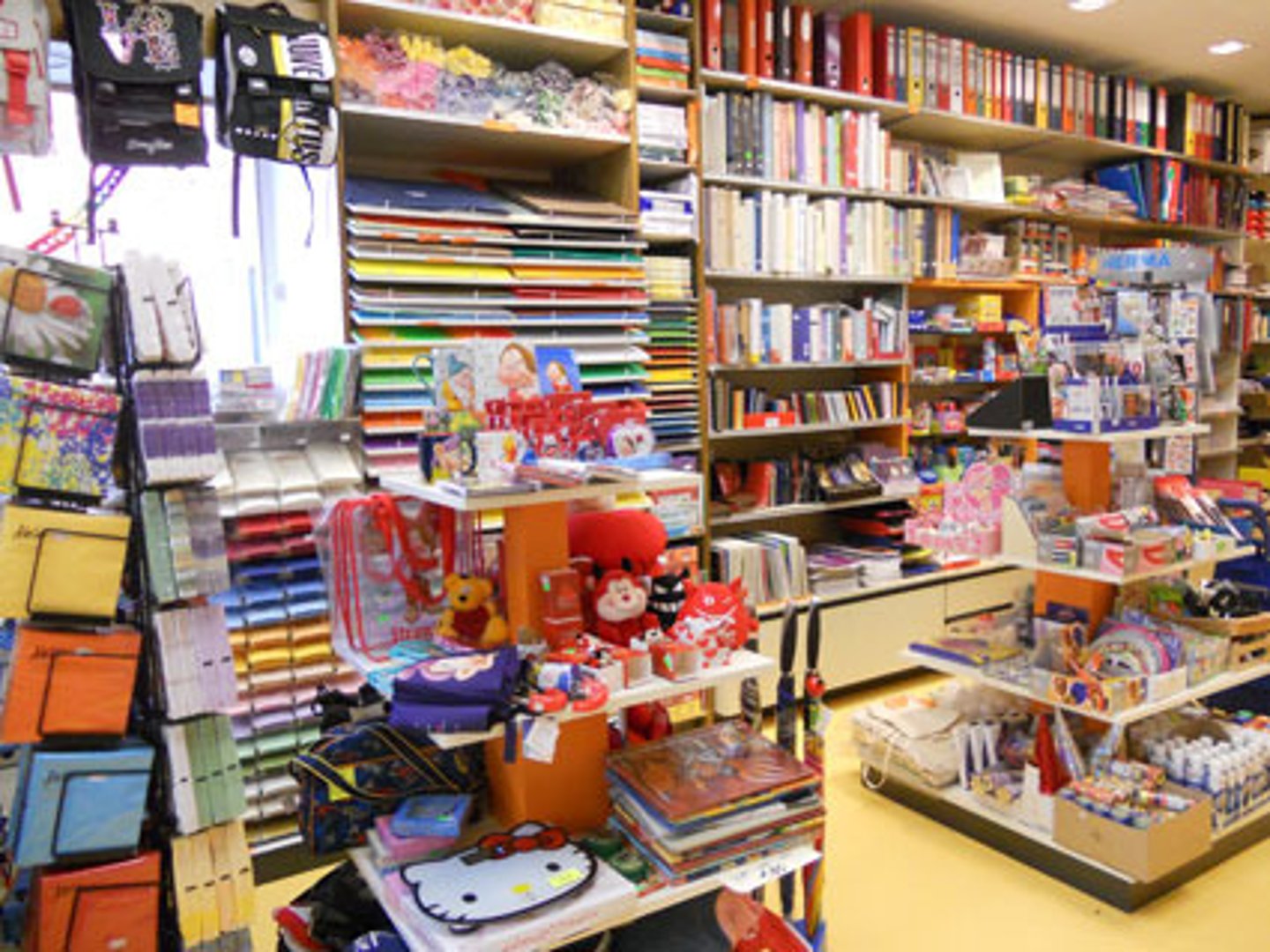 <p>(n) văn phòng phẩm</p>