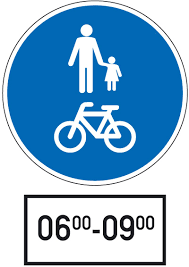 Legfeljebb 20 km/h sebességgel, de csak a kiegészítő táblán jelzett időszakon kívül.