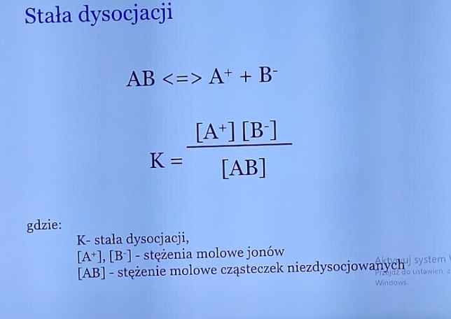 <p>K=(A++B-)/AB gdzie A+ i B- to stężenia molowe jonów a AB to stężenie molowe cząsteczek niezdysocjowanych</p>