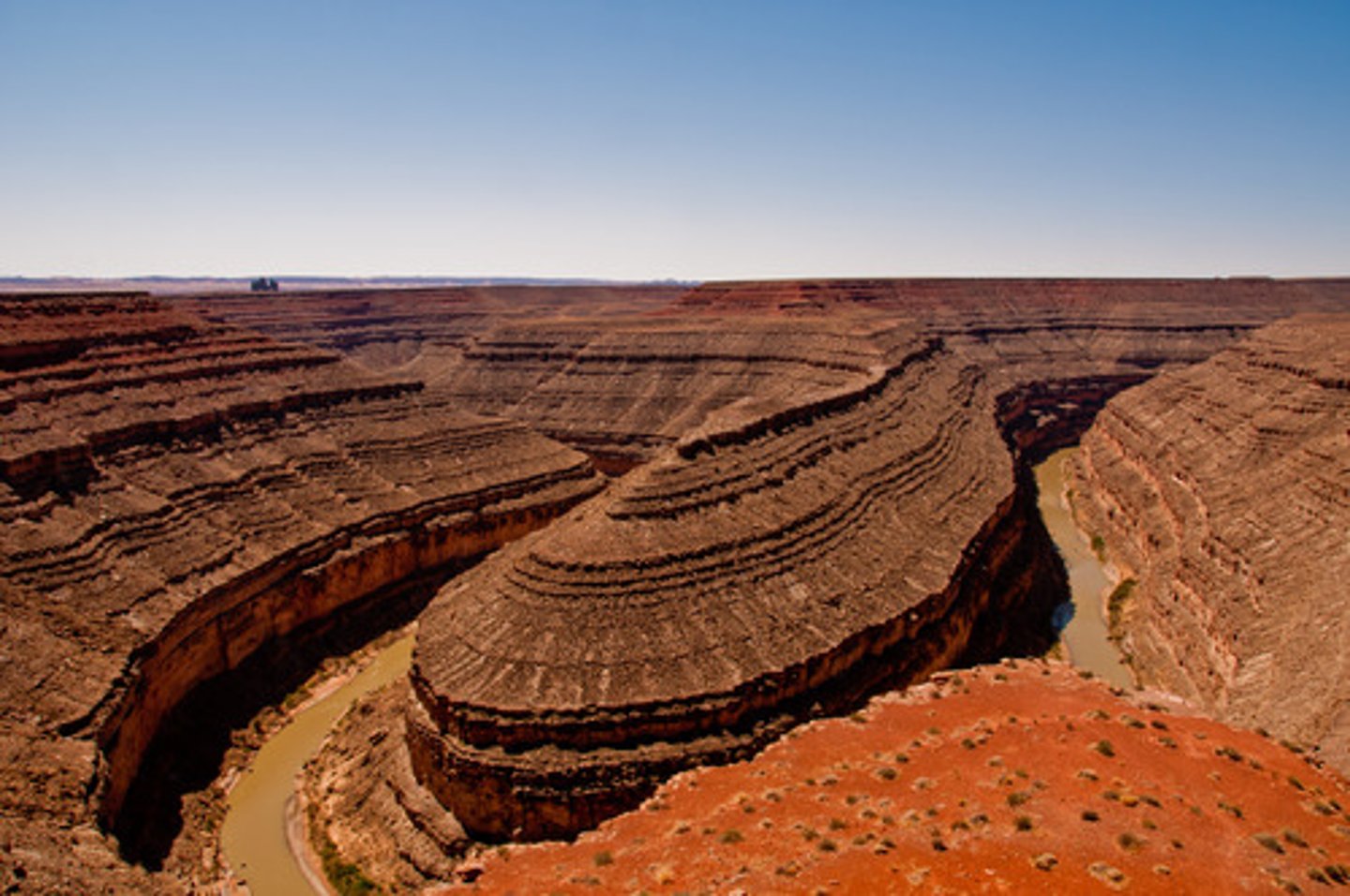 <p>Meanders flowing through steep, narrow</p><p>bedrock valleys</p>