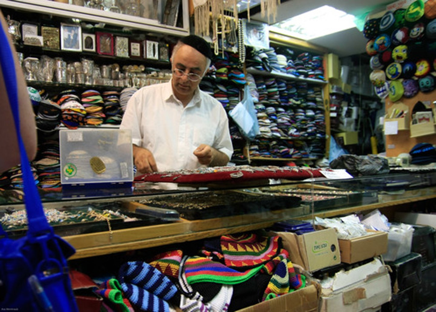 <p>Personne dont le métier est de vendre des objets.</p>