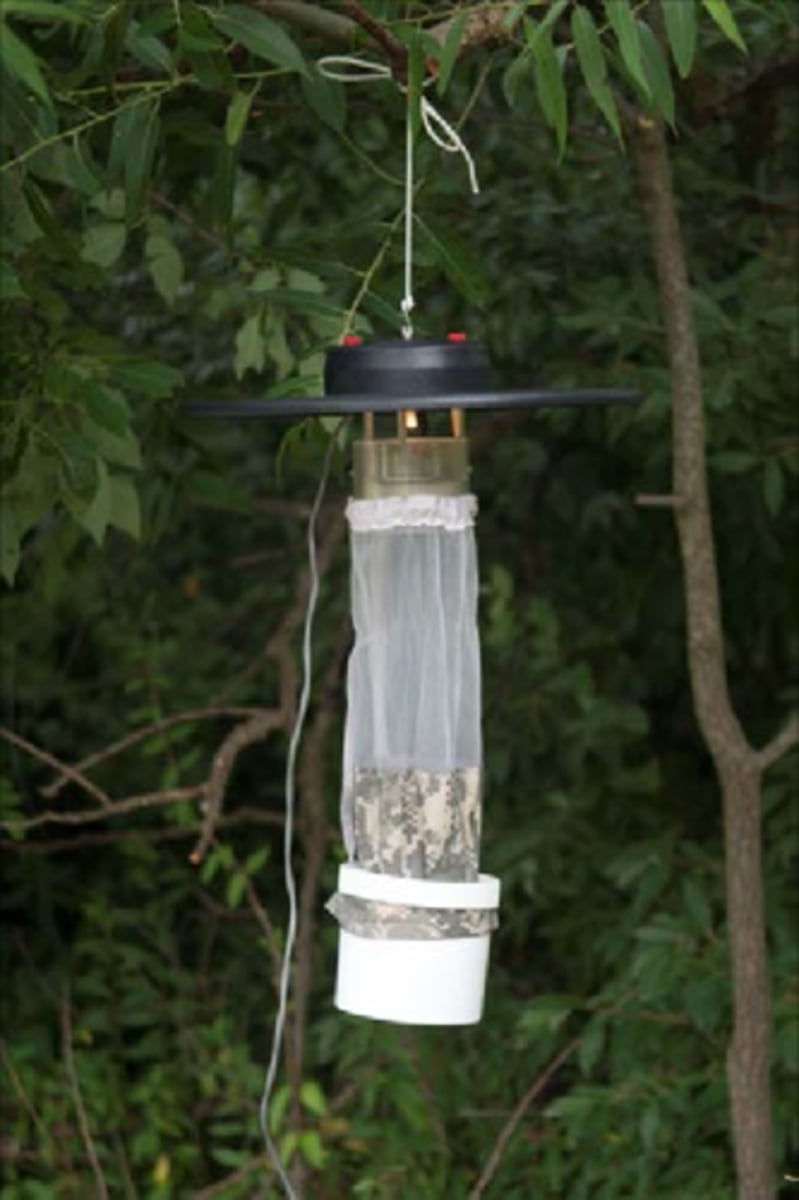 <p>get flying-organisms attracted to light like moths</p><p>- gets certain species</p><p>- easy to do</p><p>- some insects attract light @ long range, not short</p><p>- temp/humidity can limit species caught</p>
