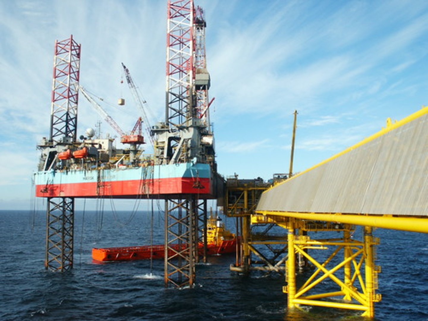 <p>a large structure on the land or in the sea, which has equipment for getting oil from under the ground</p>