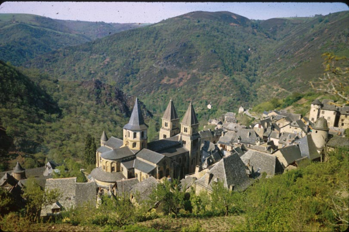 <p>romanesque</p><img src="https://knowt-user-attachments.s3.amazonaws.com/0a441ef8-4a51-44f2-9bf1-e8d04d7ffeb5.png" data-width="25%" data-align="center"><img src="https://knowt-user-attachments.s3.amazonaws.com/bc85c885-30ad-4152-be66-4c9db21db5a3.png" data-width="25%" data-align="center"><p>relic statue of ste foye</p><img src="https://knowt-user-attachments.s3.amazonaws.com/02289d27-b064-4824-b69c-04cc3e74c3ce.png" data-width="25%" data-align="center"><p>entry portal with tympanum sculpture of the last judgement</p><img src="https://knowt-user-attachments.s3.amazonaws.com/d644c5bf-f7ee-455f-b72a-023a10358bc6.png" data-width="25%" data-align="center"><img src="https://knowt-user-attachments.s3.amazonaws.com/d41d9f31-0dac-4833-998c-3f309e131376.png" data-width="100%" data-align="center"><p>naves were typically dark in romanesque with light only from windows</p><img src="https://knowt-user-attachments.s3.amazonaws.com/7b830a32-ffb5-4350-b0c1-bbd26014e685.png" data-width="25%" data-align="center"><p>needed butressing for barrel vaults</p><img src="https://knowt-user-attachments.s3.amazonaws.com/587c9261-f32c-4a4d-9ef5-ed833bff54b9.png" data-width="25%" data-align="center"><p>relics were displayed here</p>