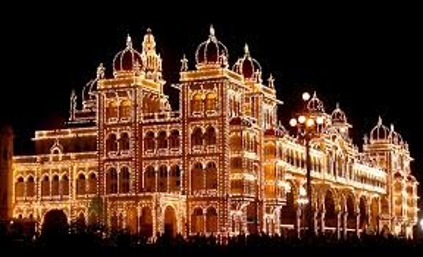 <p>casa muy grande y rica donde vive un rey un noble o una persona importante</p>