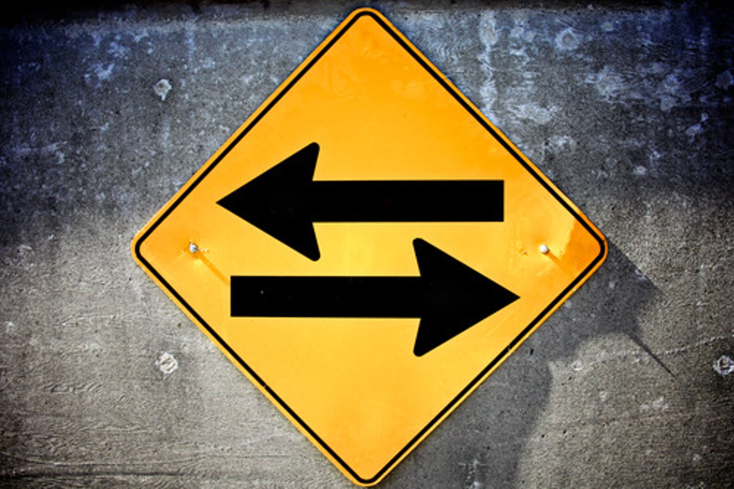 <p>/æmˈbɪɡ.ju.əs/</p><p>mơ hồ, đa nghĩa, không rõ ràng</p><p>ambiguity (n) [ˌæm.bɪˈɡjuː.ə.t̬i]</p><p>>< unambiguous</p><p>ex: The instructions are too ambiguous to follow.</p>