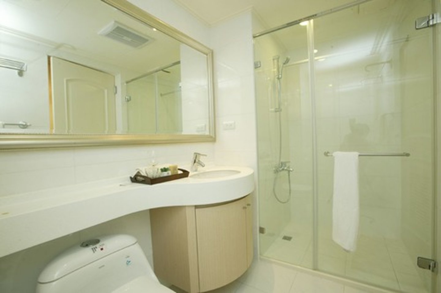 <p>yu shi | bathroom</p>
