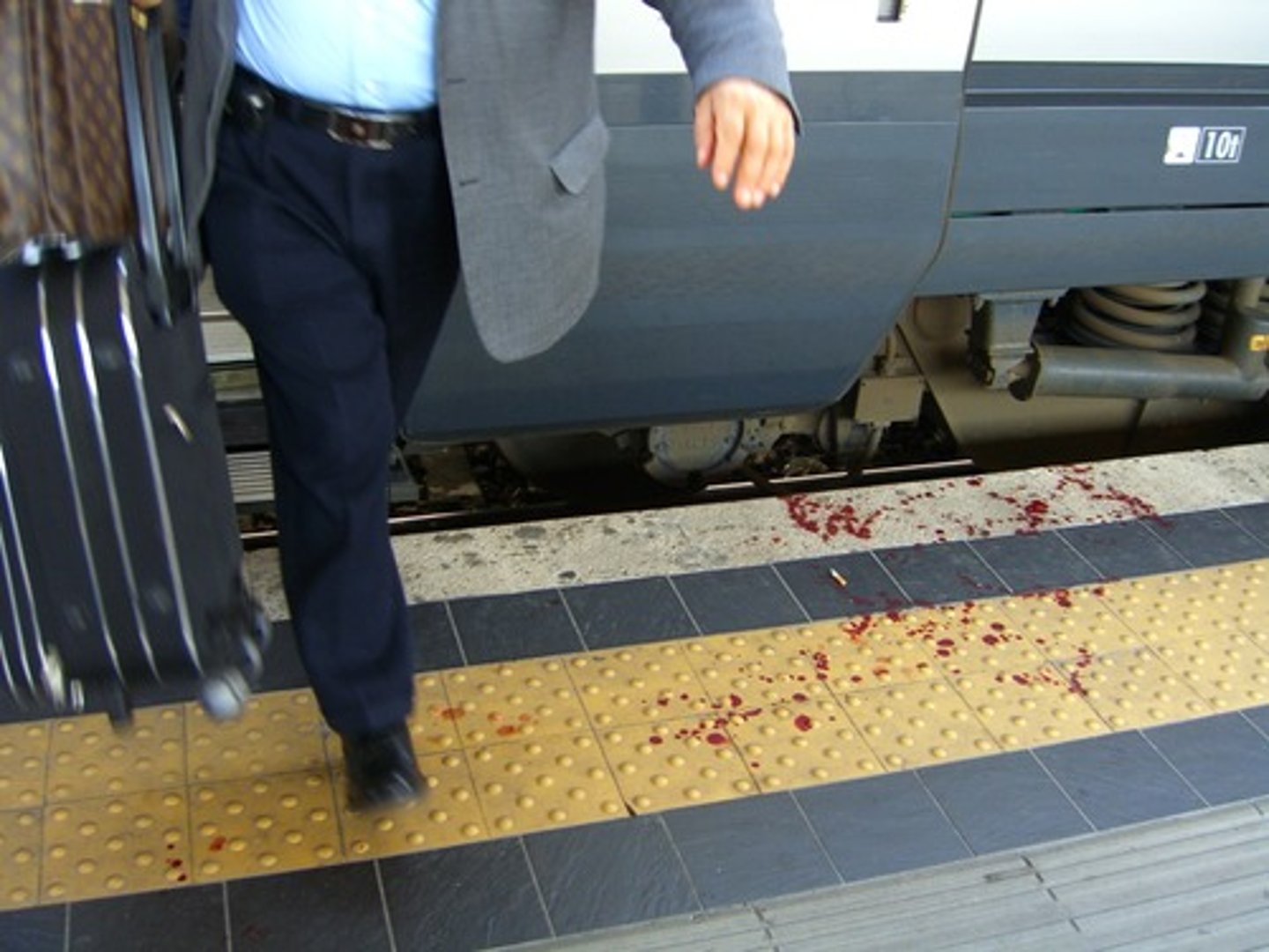 <p>to get off the train</p>