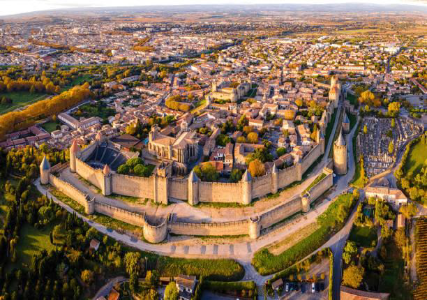 <p><strong>Carcassonne:</strong></p><ul><li><p>středověká městská pevnost</p></li><li><p>u řeky Aude</p></li><li><p>1997 = UNESCO</p></li><li><p>Francie</p></li></ul><p></p>