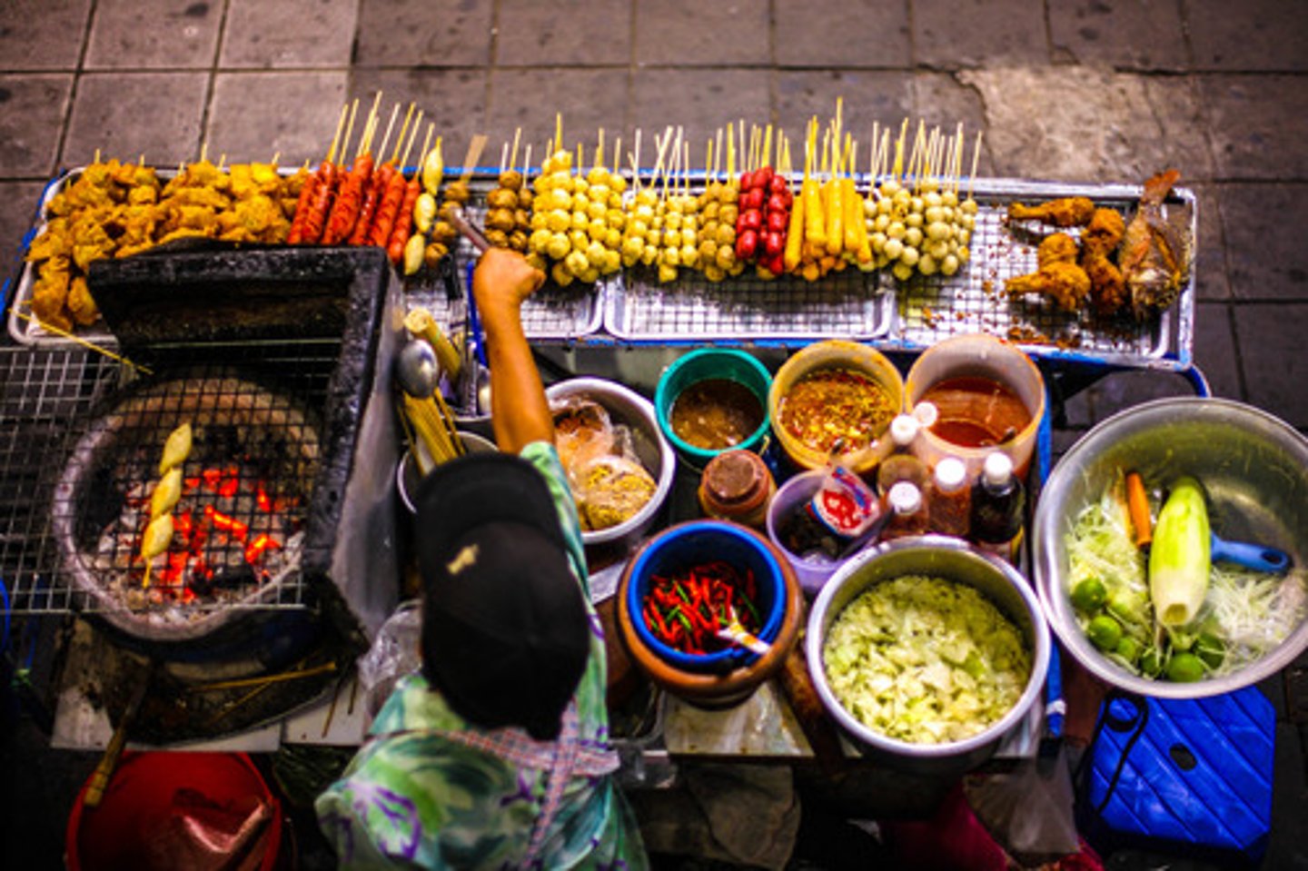 <p>Đồ ăn đường phố.</p><p></p><p>Example: Street food is popular among tourists.</p><p>Nghĩa: Đồ ăn đường phố phổ biến với du khách.</p>