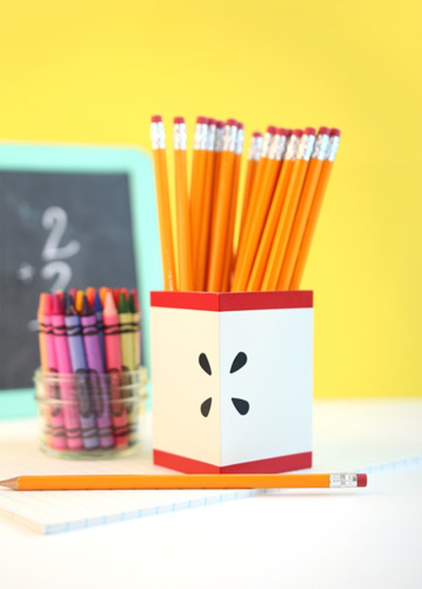 <p>esos lápices</p><p>2 multiple choice options</p>