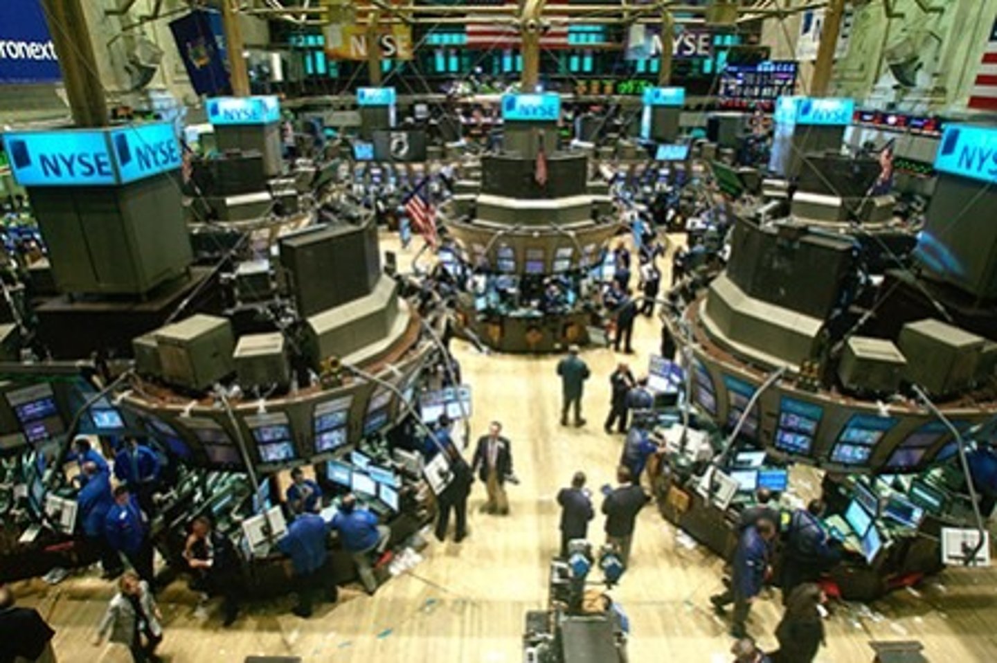 <p>monitors the stock market and enforces laws regulating the sale of stocks and bonds</p>